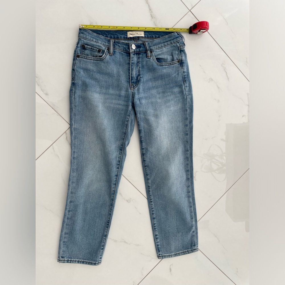 GAP Women's Size 26 straight Distressed Stretch denim Jeans RN54023 
Like new